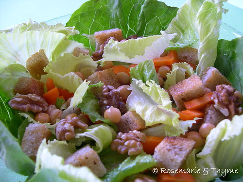 DSCN2227 - Caesar salad_mtc con ceci carote e noci
