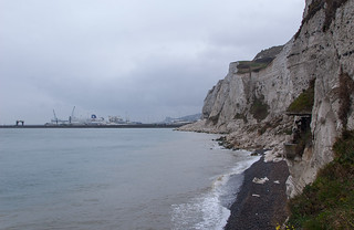 Vue sur le Port de Dover depuis les Langdon Searchlights Battery au pied des White Cliffs