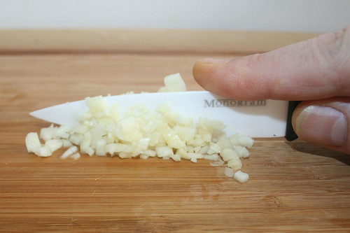 22 - Knoblauch fein hacken / Grind garlic