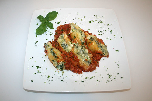 58 - Conchiglie mit Blattspinat-Ricotta-Füllung - Serviert / Conchiglie stuffed with leaf spinach & ricotta - served