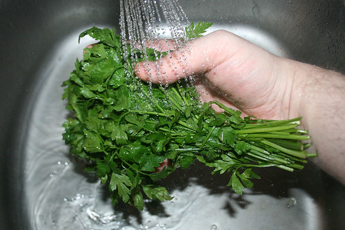 36 -  Petersilie waschen / Wash parsley