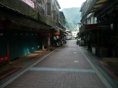 Early morning Wulai  Shopping Street (烏來老街)