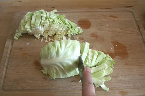 15 - Spitzkohl in Streifen schneiden / Cut pointed cabbage in stripes