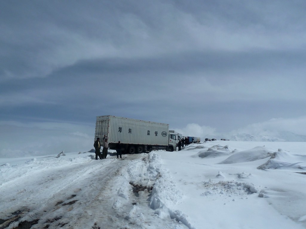 Camió xinès amb problemes al Coll de Pereval Tomurun (Kyrgyzstan)