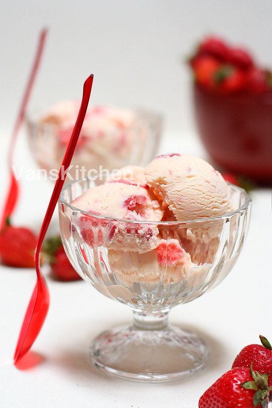 Strawberry cream cheese ice cream (Kem pho mai dâu)