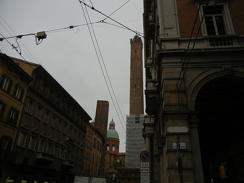 DSCN4529 _ Le due torri (Torre Garisenda, left and Torre degli Asinelli, right), Bologna, October 2012