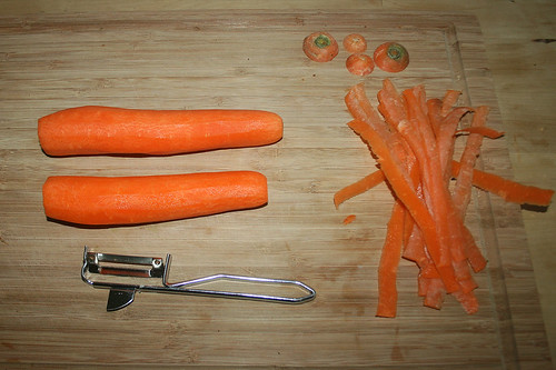 12 - Möhren schälen / Peel carrots