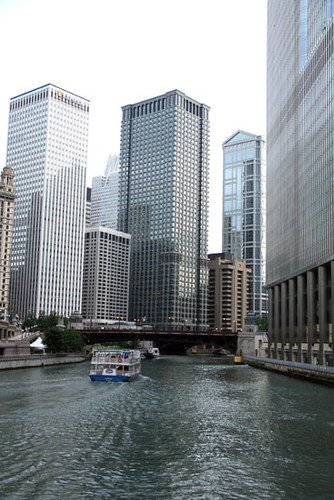 BoatCruise_Ob-boat-on-Chicago-river