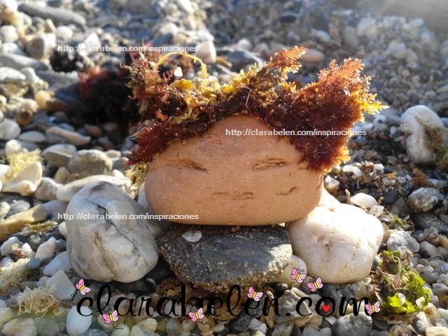 Jugando  con piedras de la playa_ Gnomo con pelos de alga