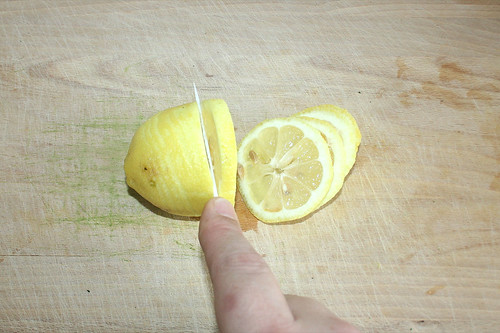 33 - Zitrone in Scheiben schneiden / Cut lemon in slices