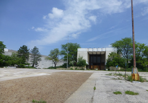 dead mall, North Randall, OH (by: Fan of Retail, creative commons)