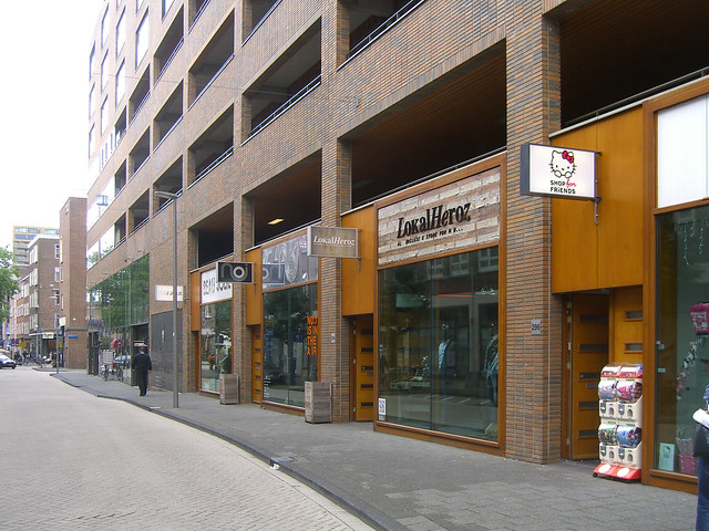 Магазины на первом этаже в многофункциональном комплексе в Роттердаме. Паркинг расположен на 2-5 этажах.