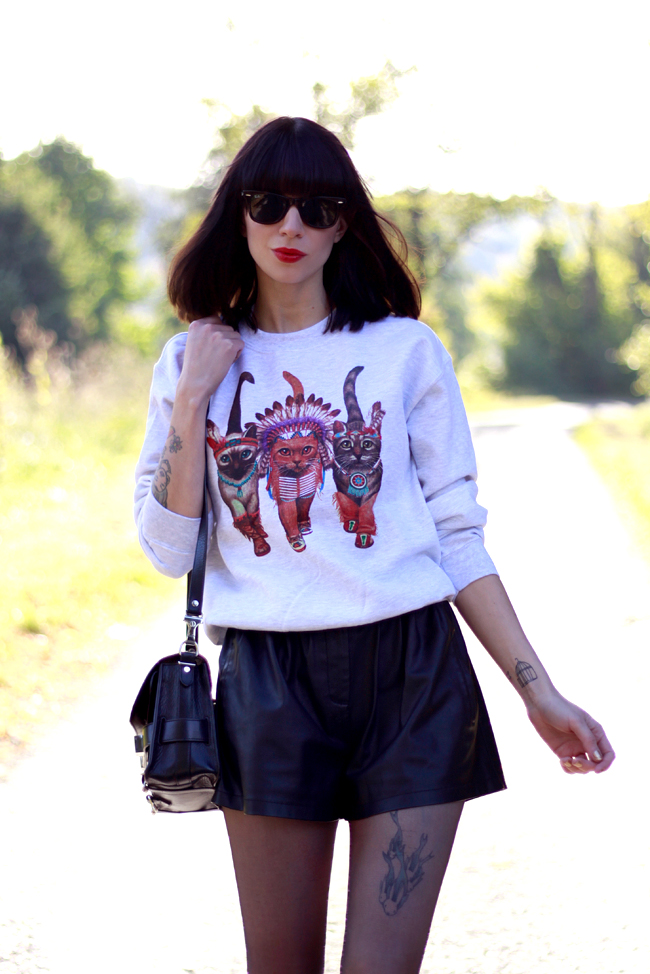 CATS & DOGS fashion blog Berlin sweatshirt cats leather shorts outfit look 3
