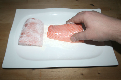 26 - Lachs in Mehl wenden / Flip salmon in flour