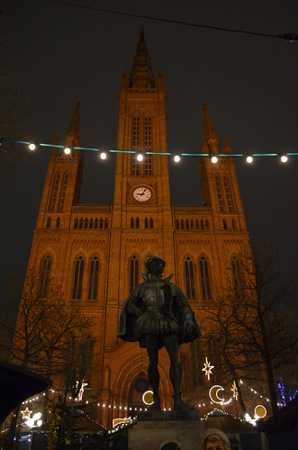 Wiesbaden Sternschnuppenmarkt Christmas Marktkirche statue