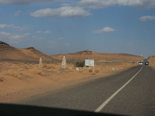 通往西撒哈拉沙漠的公路