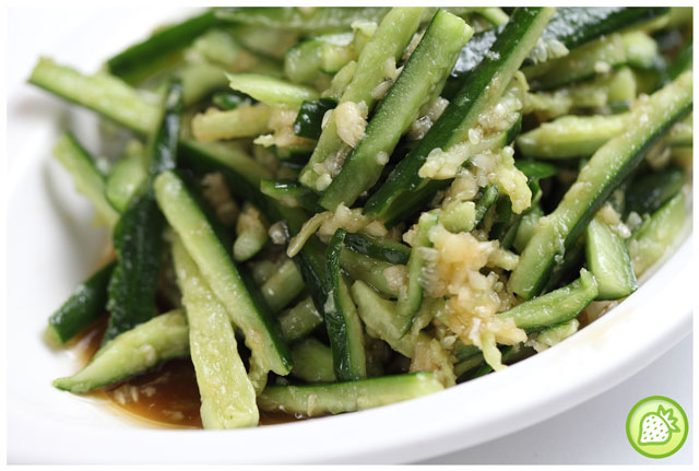 Japanese cucumber with minced garlic and soy sauce