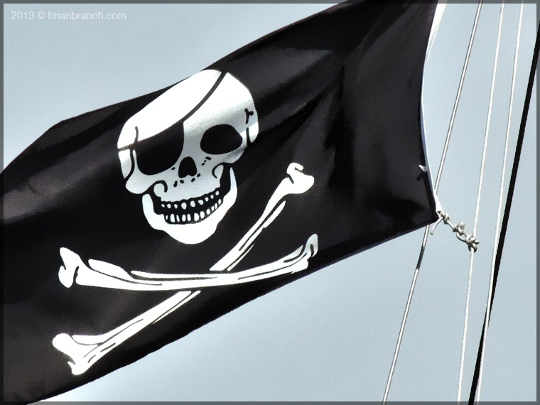 DSCN3850_pirates_flag
