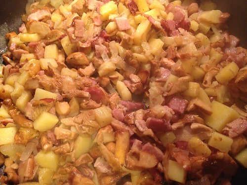 Sautéed chanterelles with bacon and potatoes