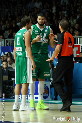 Kaloyan Ivanov e Daniele Cavaliero Sidigas Avellino parlano con arbitro