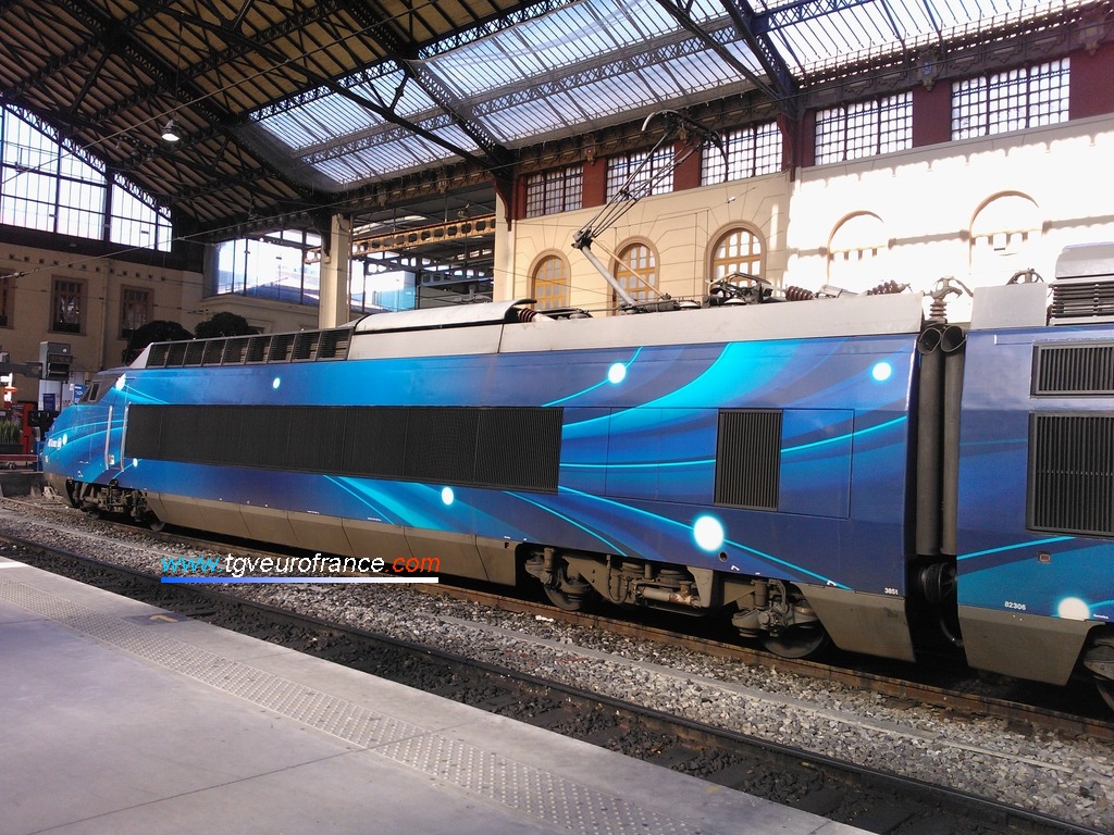 Vue du TGV pelliculé lors de l'exposition en gare de Marseille