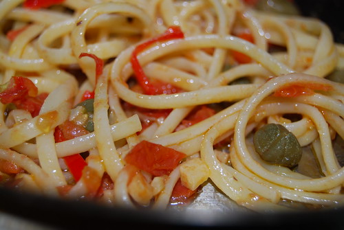 spaghetti met kappers, ansjovis, pepers en knoflook.