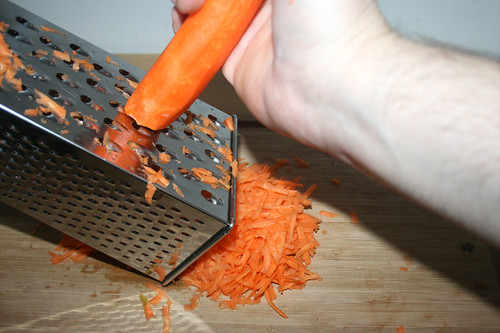 13 - Möhren raspeln / Grate carrots