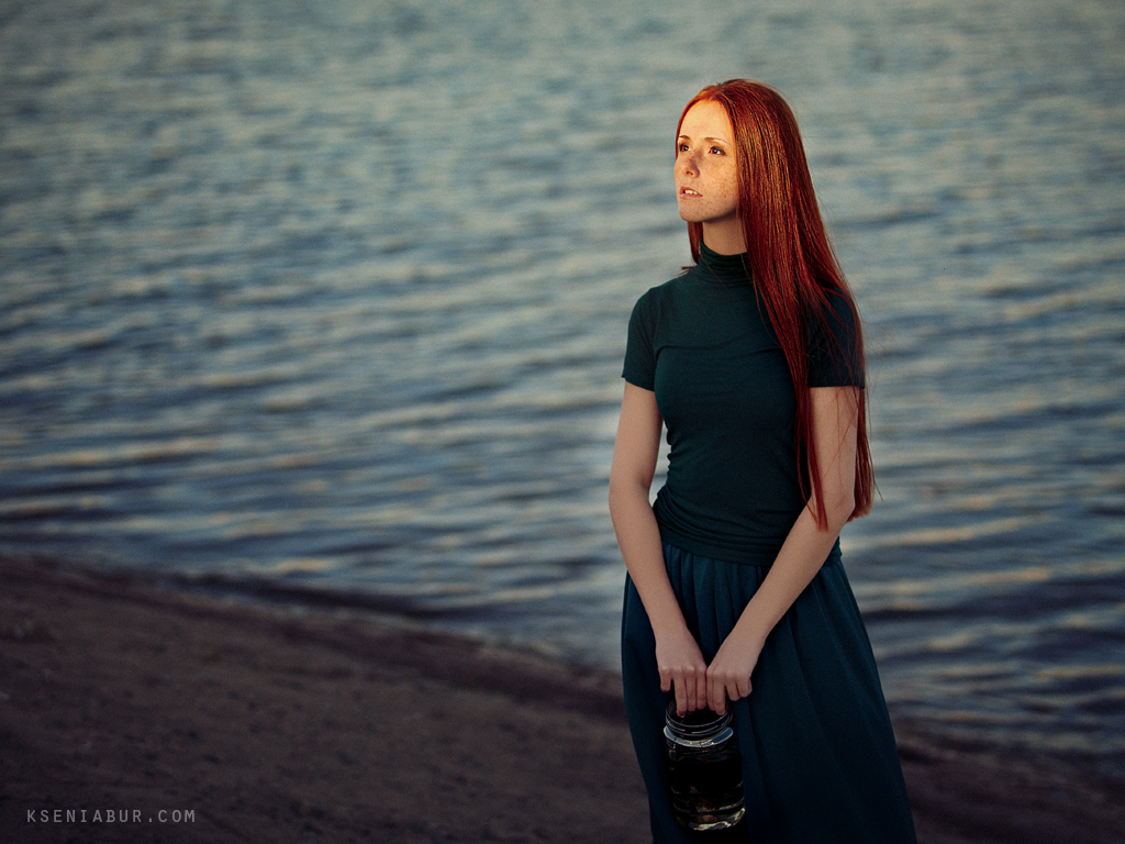 Фотосессия девушки на берегу, летняя фотосъемка, красивая рыжая девушка, рыбки в банке