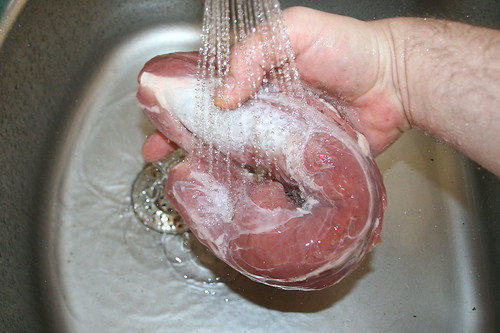 15 - Schweinefilet waschen / Wash pork filet