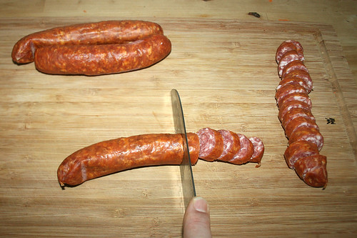 14 - Mettwürstchen in Scheiben schneiden / Cut mettwurst sausages in slices