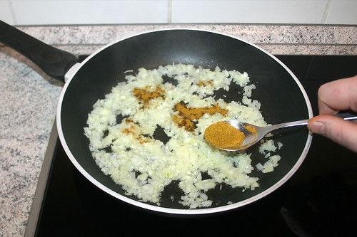18 - Mit Curry bestreuen / Dredge with curry