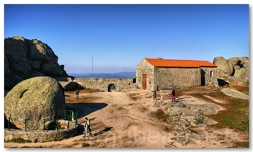 Cisterna e capela de Stª Maria do Castelo by VRfoto