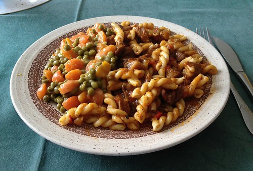 Gulasch mit Nudeln, Erbsen & Möhren / Goulash with pasta, peas & carrots