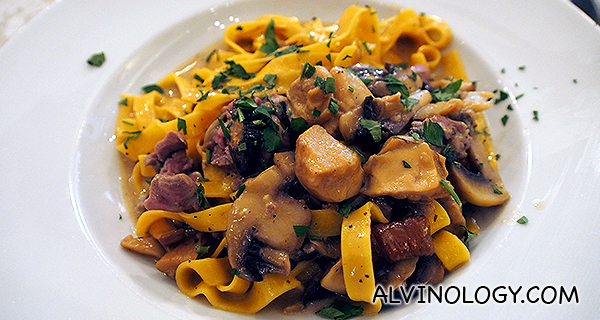 Fettuccine con Wagyu e Porcini - Fettuccine with Porcini and Botton mushroom and Wagyu beef (S$24)