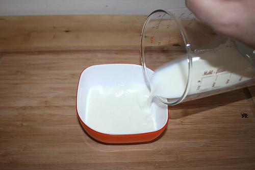 13 - Milch in Schüssel geben / Pour milk in bowl