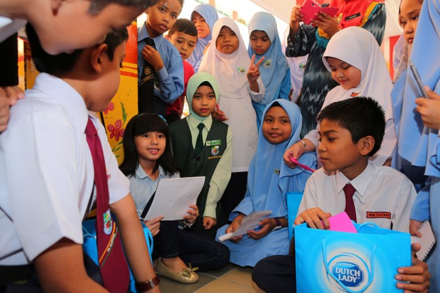 Mia Sara interacting with students of SK Bangsar