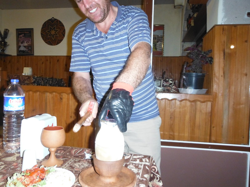 Pottery de pollo, en recipiente típico, en un restaurante en Goreme.