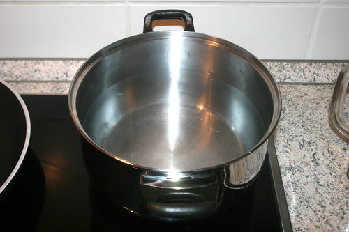18 - Topf mit Wasser aufsetzen / Bring pot with water to boil