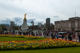 Parterre de fleurs et Victoria Memorial devant Buckingham Palace