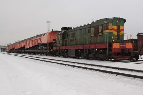 Diesel locomotive ЧМЭ3-3986 pushes the snow clearance train from the rear