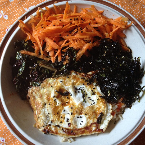 Lunchtime: roast chard and amaranth, raw carrot, toasted nori, and a fried @jbgorganic egg. #vegetarian #veggies #food