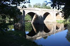 Ponte romana sobre o rio Tuela em Torre de Dona Chama, Mirandela