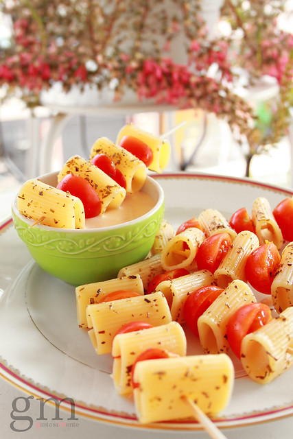 Spiedini di pasta e pomodorini con salsa rosata