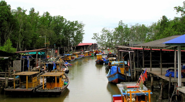Perak Day Trip - Sitiawan Tua Pek Kong temple river with boats