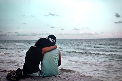 LE LOVE BLOG LOVE PHOTO PIC IMAGE BOY GIRL COUPLE HUGGING ON THE SHORE BEACH SEA Silence by Joel Sossa , on Flickr