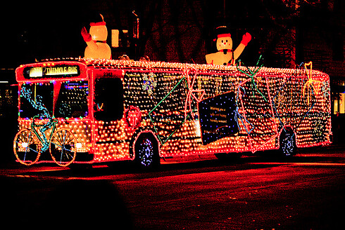 Photo by Doug Wallick: “Holidazzle Twinkle Bus 2009” © All Rights Reserved by busboy4