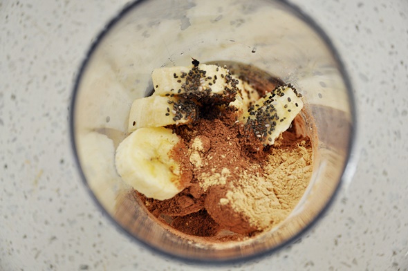 Caffe Latte Smoothie (ft chia seeds & maca powder) | www.fussfreecooking.com