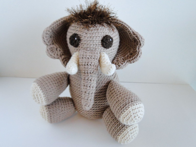elephant mod w/ baby safe eyes