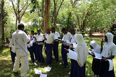 2當地學生來訪接受環境教育課程，工作人員指導辨認樹種。許惠婷攝