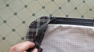 curved Zipper pouch